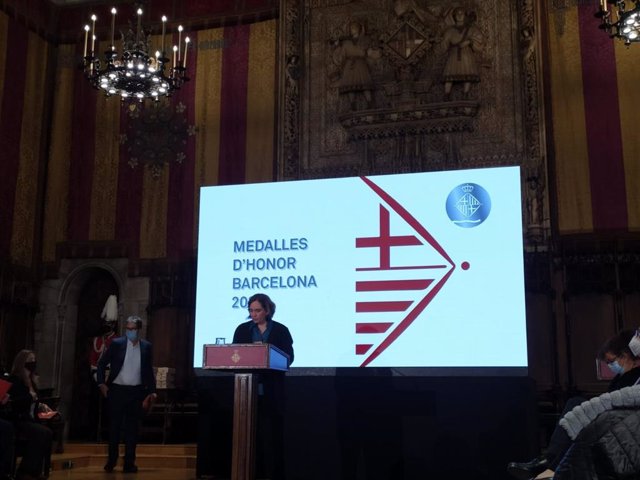 La alcaldesa de Barcelona, Ada Colau, durante la entrega de las Medallas de Honor de Barcelona a 25 personas y entidades de la ciudad.