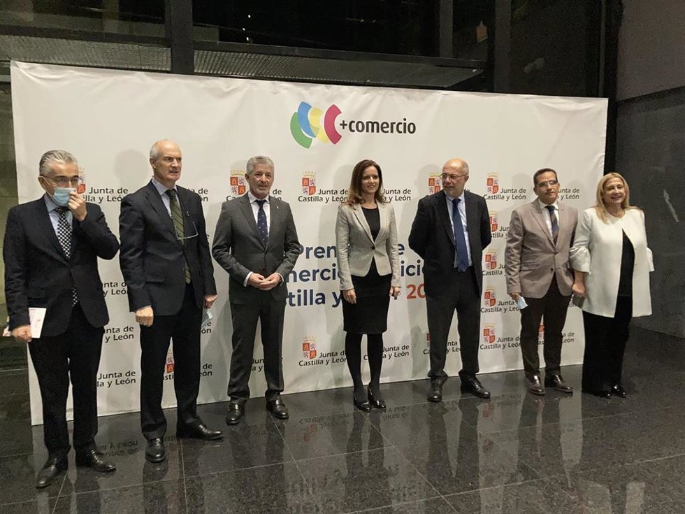 Amigo e Igea, junto a otras personalidades del mundo del comercio antes de la gala.