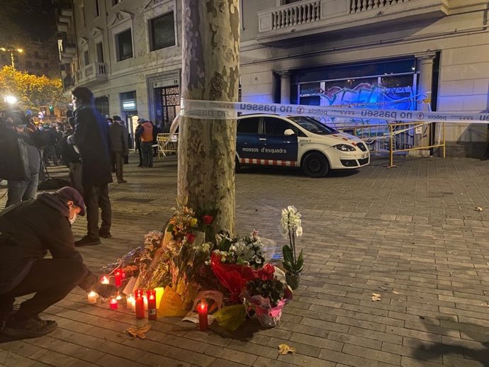 Los manifestantes han encendido velas en recuerdo de las cuatro víctimas