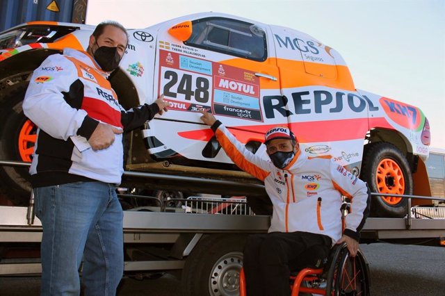 Txema Villalobos (izda) e Isidre Esteve (dcha) con el Toyoya Hilux con el que competirán en el Rally Dakar 2022