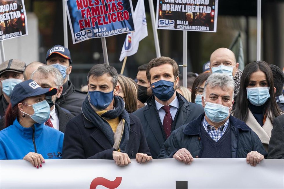 El presidente del PP, Pablo Casado y la vicealcaldesa de Madrid, Begoña Villacís, asisten a una concentración contra la reforma de la Ley Mordaza, frente a la Delegación del Gobierno, a 24 de noviembre de 2021, en Madrid, (España).