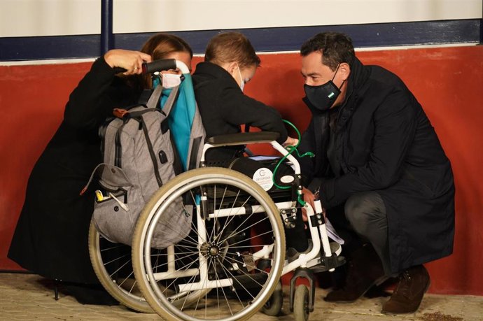 Juanma Moreno, durante la inauguración de un centro de enfermedades raras en El Coronil (Sevilla)