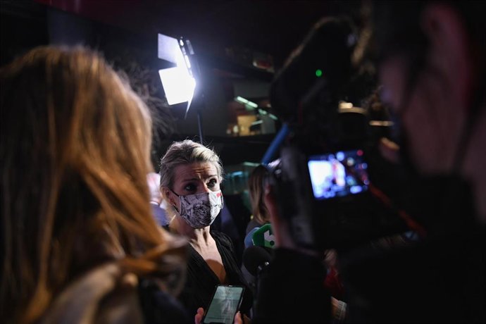 La vicepresidenta segunda y ministra de Trabajo y Economía Social, Yolanda Díaz, ofrece declaraciones a los medios de comunciación a su llegada al XX Aniversario de los Premios Influentials del diario digital 'El Confidencial'.