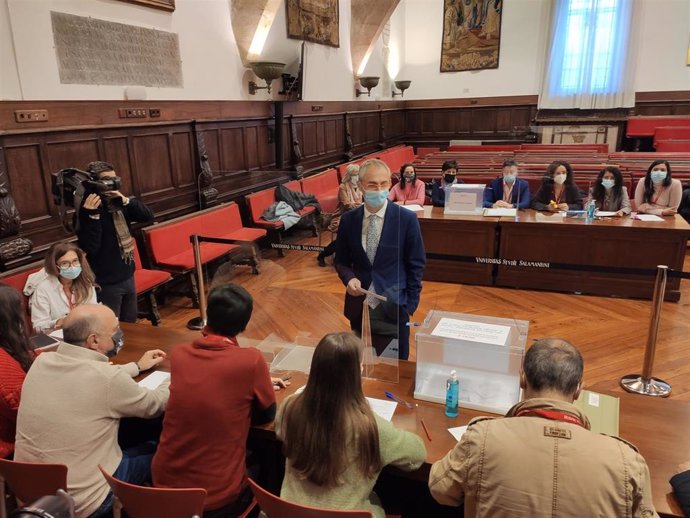 El catedrático Ricardo Rivero este martes antes de depositar su voto en las elecciones al Rectorado de la USAL