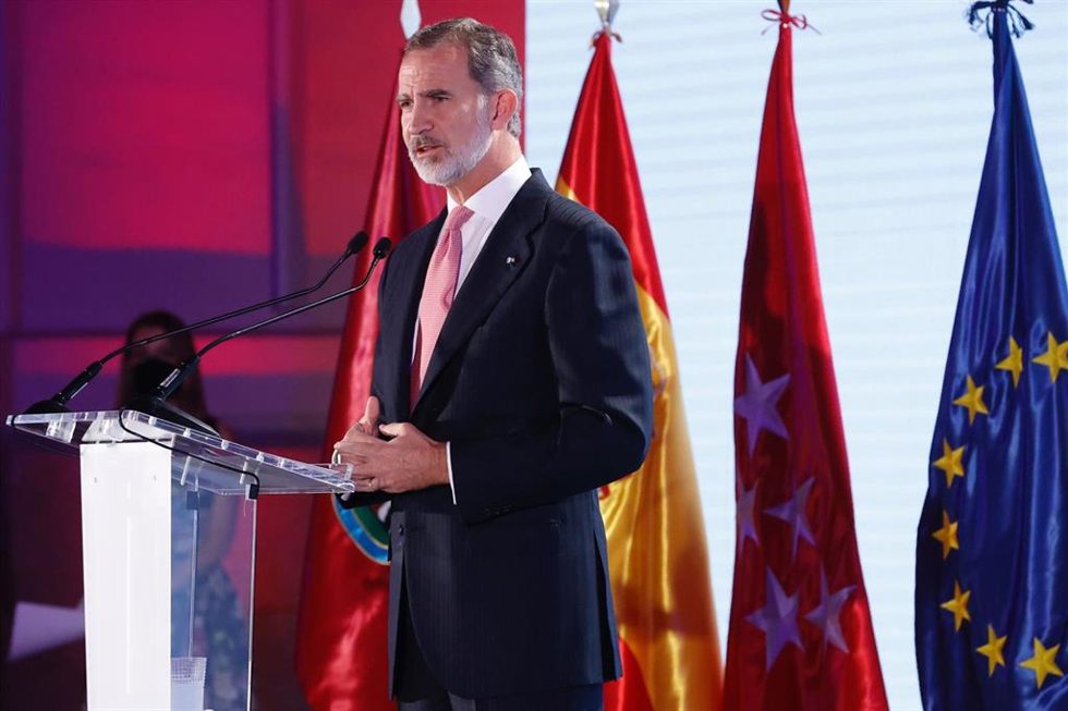 El Rey en su intervención en la cena organizada con motivo de la XXIV reunión de la Asamblea General de la Organización Mundial del Turismo (OMT) este martes en la Galería de Cristal del Palacio de Cibeles.