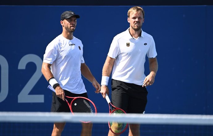 Archivo - 27 July 2021, Japan, Tokyo: German tennis players Kevin Krawietz (R) and Tim Puetz are in action against Britain's Andy Murray and Joe Salisbury during their men's doubles second round at Ariake Tennis Court as part of the Tokyo 2020 Olympic G
