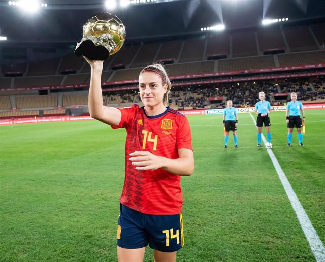 Alexia Putellas muestra su Balón de Oro a la afición del Estadio de La Cartuja