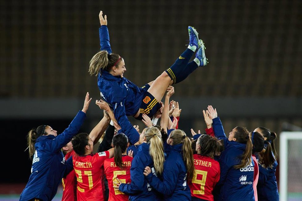 Alexia Putellas manteada por sus compañeras tras el España-Escocia