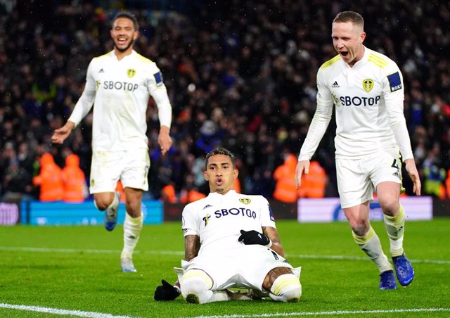 30 November 2021, United Kingdom, Leeds: Leeds United's Raphinha (C) celebrates scoring his side's first goal with teammates during the English Premier League soccer match between Leeds United and Crystal Palace at Elland Road. Photo: Nick Potts/PA Wire/d