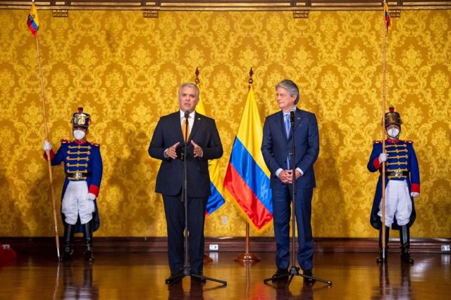El presidente de Colombia, Iván Duque (i), junto con su homólogo ecuatoriano, Guillermo Lasso (d)