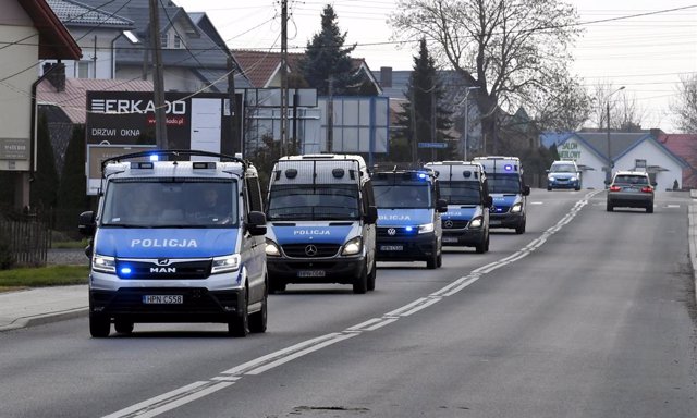 Coches de la Policía de Polonia en dirección a la frontera con Bielorrusia ante la llegada de migrantes