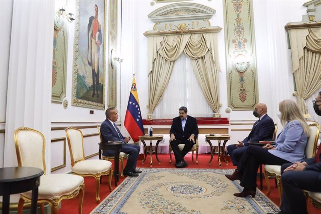 El presidente de Venezuela, Nicolás Maduro, junto con gobernadores opositores electos