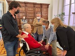 El arquitecto Oriol Bohigas junto a la consellera Natlia Garriga, durante el acto de donación de su fondo documental.