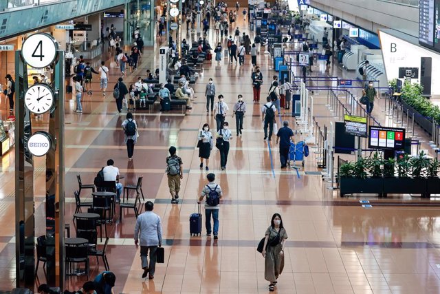 Archivo - 16 August 2021, Japan, Tokyo: Passengers walk at Tokyo International Airport, commonly known as Haneda Airport. Tokyo is currently under a fourth coronavirus state of emergency set to last until 31 August. Photo: James Matsumoto/SOPA Images via 