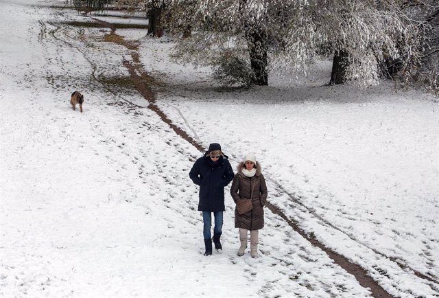 Dos personas caminan sobre la nieve, a 28 de noviembre de 2021, en Burgos, Castilla y León (España). Un total de 31 provincias se encuentran bajo diferentes niveles de riesgo por nieve, lluvia, viento, fuerte oleaje, deshielo y temperaturas mínimas, según