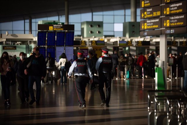Dos agentes de los Mossos d'Esquadra en el aeropuerto de El Prat, a 19 de noviembre de 2021, en Barcelona, Cataluña (España).