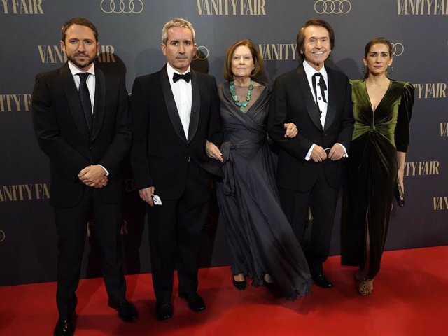 Raphael recibió el Premio Personaje del Año 2021 de la revista Vanity Fair arropado por su mujer, Natalia Figueroa, y sus tres hijos, Alejandra, Jacobo y Manuel Martos