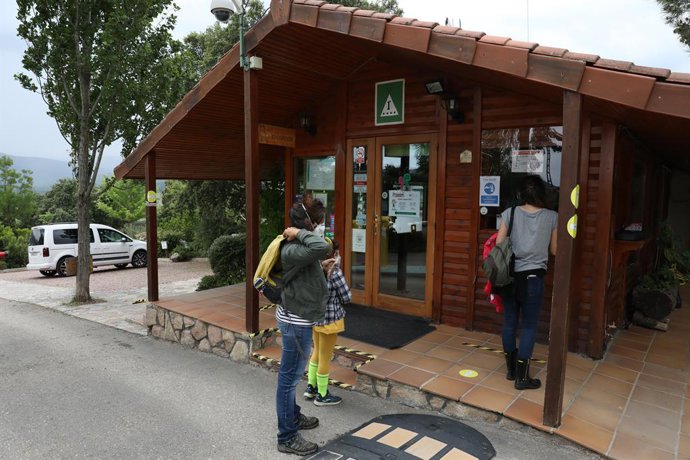 Archivo - Varios clientes esperan en la recepción de un cámping