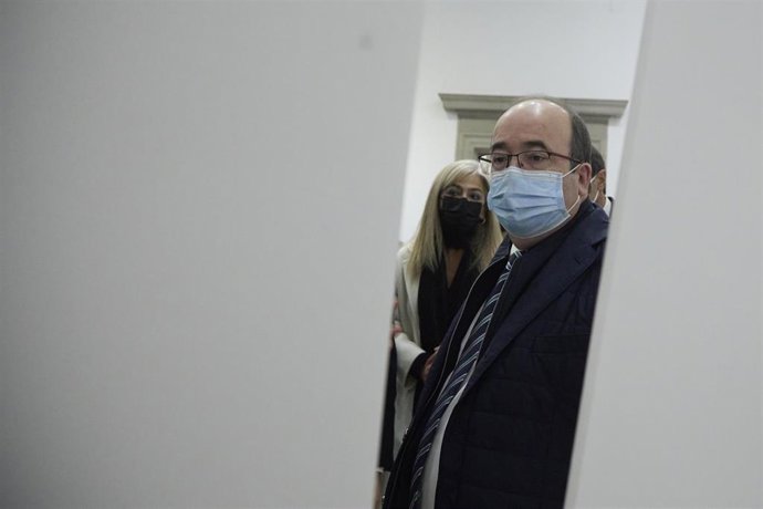 Detalle de la consejera de Cultura, Patricia del Pozo, (i) y del ministro de Cultura y Deporte, Miquel Iceta, (d) durante la visita a las obras del Museo Arqueológico, a 29 de noviembre de 2021 en Sevilla (Andalucía, España)