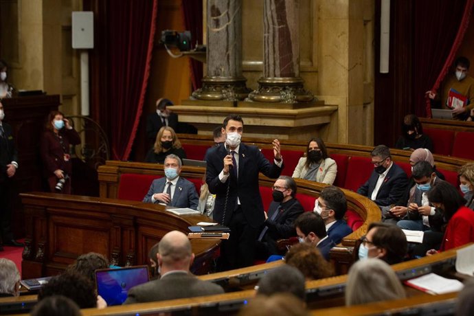 El conseller de Empresa y Trabajo, Roger Torrent, en la sesión de control al Govern en el pleno del Parlament.