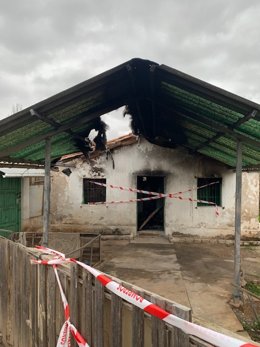 Tejado de amianto del edificio incendiado en el camino viejo de Lardero