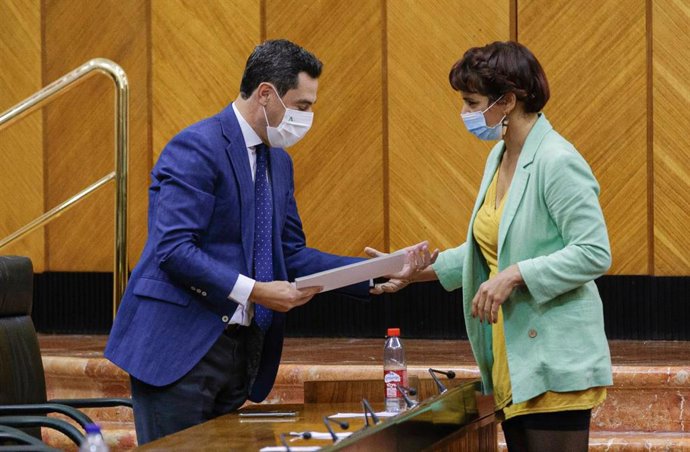 Archivo - La diputada no adscrita, Teresa Rodríguez (d), entrega al presidente de la Junta de Andalucía, Juanma Moreno (i), un documento con propuestas de resolución en el último Debate sobre el Estado de la Comunidad en el Parlamento de Andalucía.