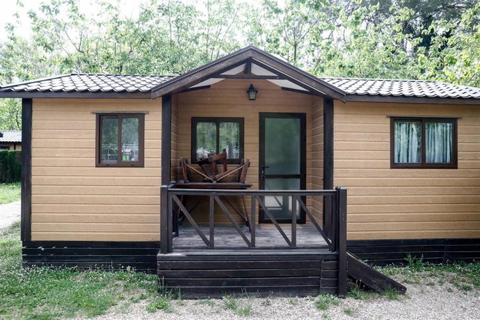 Archivo - Bungalow del Camping Internacional de Aranjuez, cerrado por el Covid-19. El 22 de abril La Federación Española de Campings (FEEC) mantuvo una reunión por videollamada con la Secretaria de Estado de Turismo, Isabel Oliver y su equipo del Minist