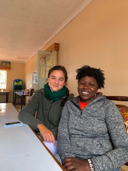 Eugenia Solana, voluntaria, junto a Emmah, coordinadora de proyecto.