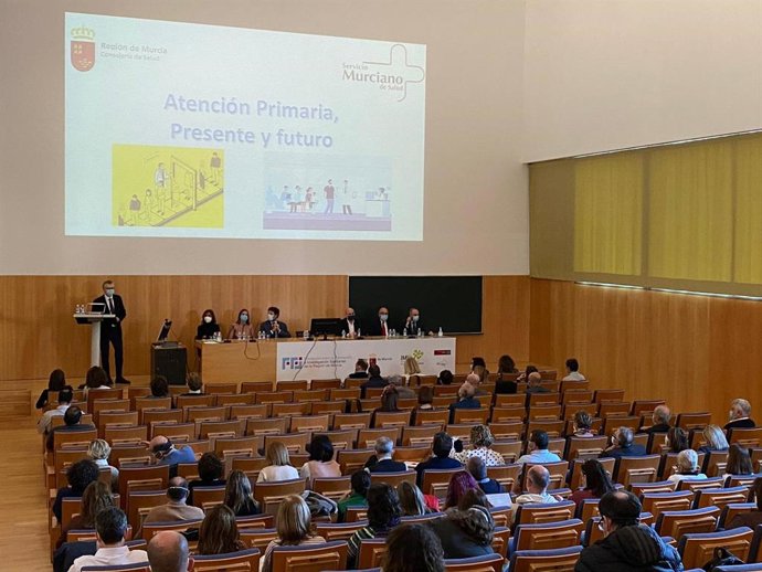 Reunión del consejero de Salud, Juan José Pedreño, acompañado del equipo directivo de la Consejería, con los coordinadores