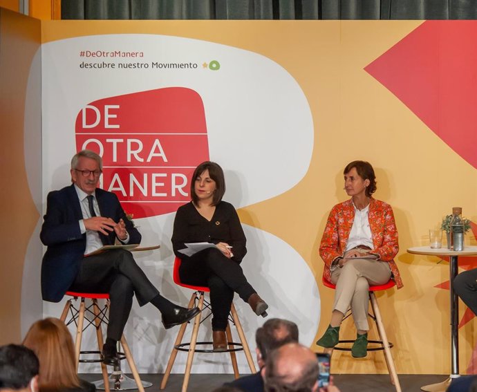 Mesa redonda organizada por Edebé con el secretario de Estado de Educación, Alejandro Tiana; la directora de UNESCO Etxea, Arantza Acha; y la directora del Secretariado de la Comisión Episcopal para la Educación y la Cultura, Raquel Pérez Sanjuán.