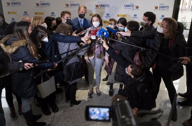 La ministra de Industria, Comercio y Turismo, Reyes Maroto, responde a los medios a su llegada a la inauguración oficial de la 24ª sesión de la Asamblea General de la Organización Mundial del Turismo, a 1 de diciembre de 2021, en Madrid, (España). 