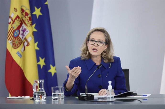 La vicepresidenta primera y ministra de Asuntos Económicos y Transformación Digital, Nadia Calviño, en una rueda de prensa tras la reunión del Consejo de Ministros, a 30 de noviembre de 2021, en Madrid (España). 