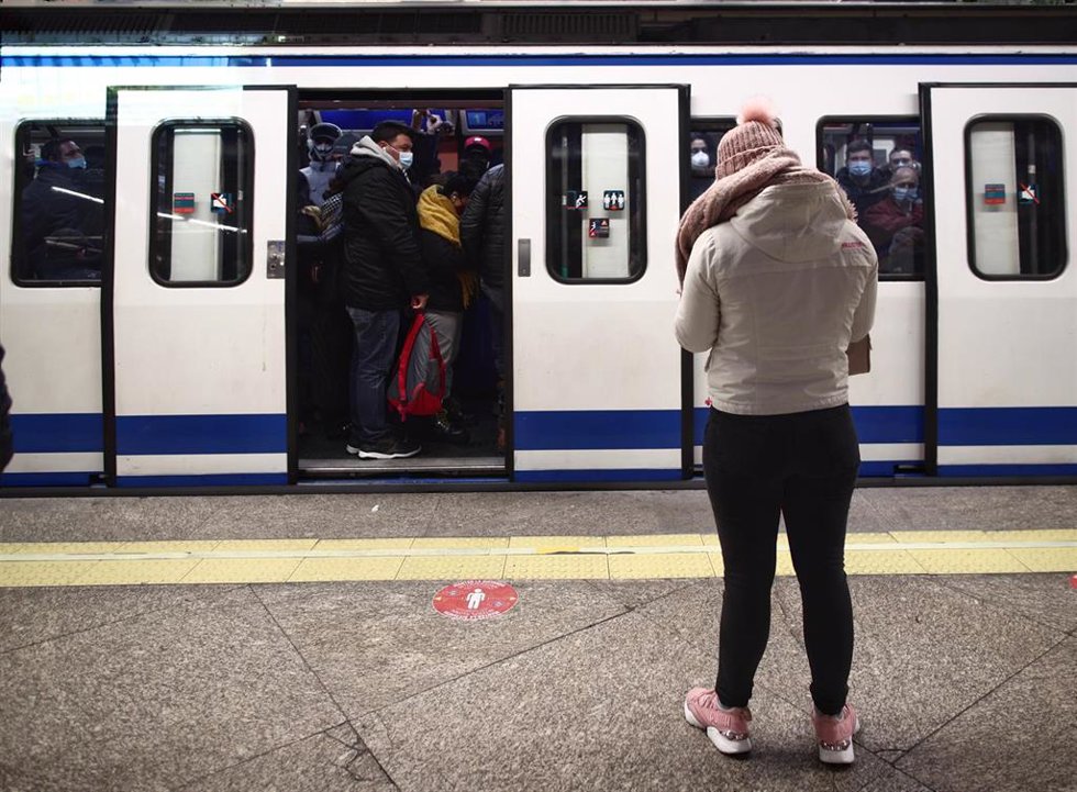 Archivo - Un tren de Metro lleno de gente, en Madrid (España),