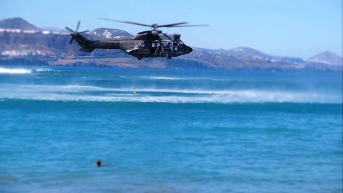 Un helicóptero del SAR realiza un rescate de una persona que se encuentra en peligro en el mar, en Canarias