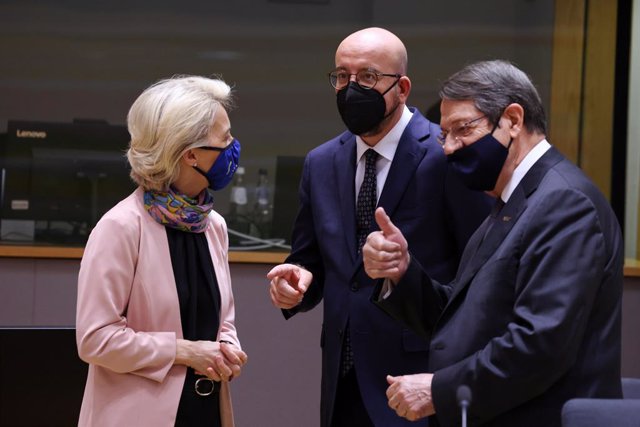 Archivo - HANDOUT - 21 October 2021, Belgium, Brussels: (L-R) European Commission President Ursula Von der Leyen speaks with European Council President Charles Michel and Cypriot President Nicos Anastasiades during the European Union summit at The Europea