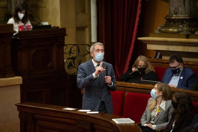 El conseller de Educación de la Generalitat, Josep Gonzlez-Cambray, en el pleno del Parlament.