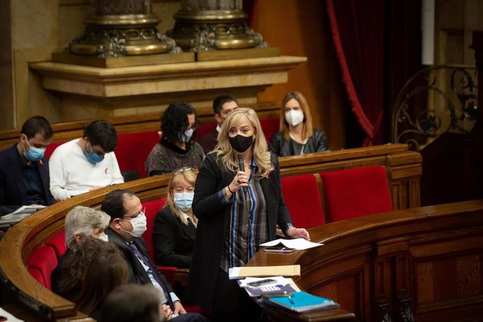 La consellera de Servicios Sociales de la Generalitat, Violant Cervera, en la sesión de control al Govern en el Parlament