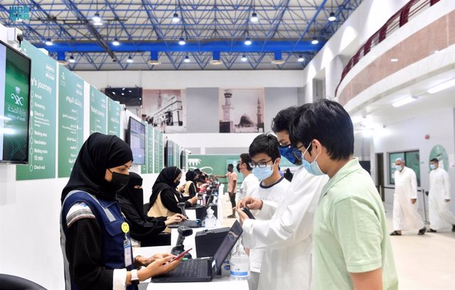 Archivo - 03 August 2021, Saudi Arabia, Medina: People register at the vaccination centre. Photo: -/Saudi Press Agency/dpa