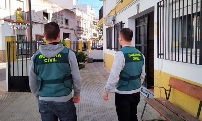 Archivo - Agentes de la Guardia Civil en Isla Cristina (Huelva).
