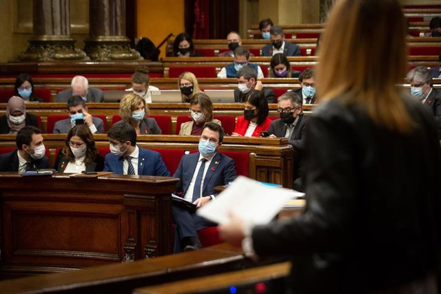 La líder de los comuns en el Parlement, Jéssica Albiach, interpela al presidente del Govern, Pere Aragonès, en la sesión de control al Govern en el Parlament