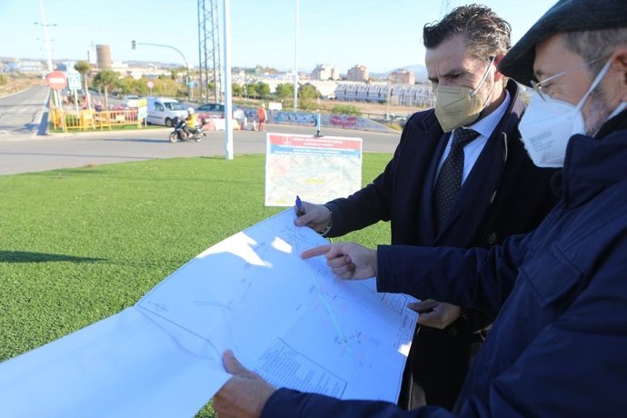 Mario Gómez supervisa los planos de las obras