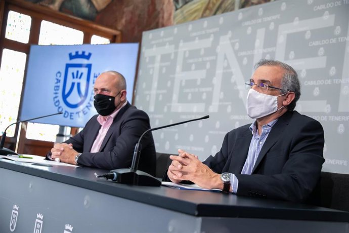 Archivo - El consejero de Movilidad del Cabildo de Tenerife, Enrique Arriaga y el director insular de Movilidad, José Alberto León, en rueda de prensa