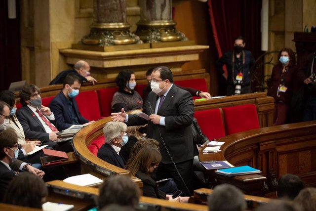 El conseller d'Interior de la Generalitat, Joan Ignasi Elena, en la sessió de control al Govern al Parlament