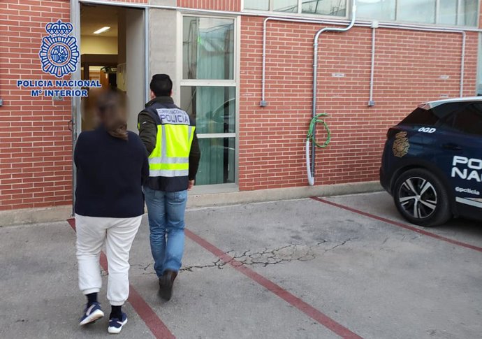 Imagen de la detenida, custodiada por la Policía Nacional