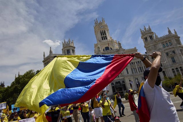 Archivo - Un hombre ondea una bandera de Colombia durante una manifestación de apoyo al pueblo colombiano