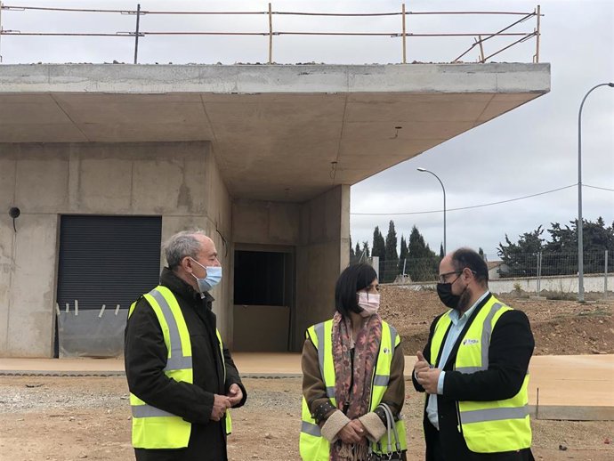 El vicepresidente de la Diputación de Teruel (DPT), Alberto Izquierdo, visita las obras del Centro de Interpetación de la Trufa, acompañado por la alcaldesa de Sarrión, Ana de Miguel, y el concejal Alberto Fontestad