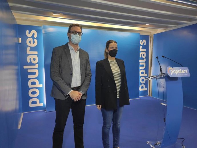 El portavoz del Grupo Parlamentario Popular, Toni Costa, y la presidenta del PP balear, Marga Prohens, en la sede de la formación.