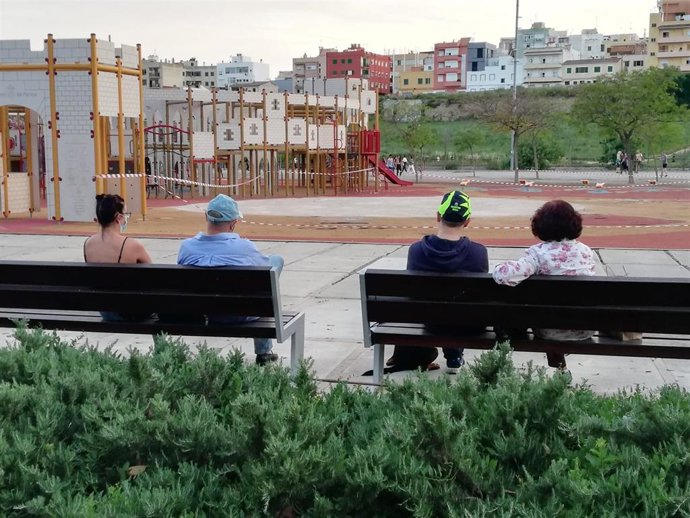 Archivo - Personas sentadas en un banco en el Parque de Sa Riera, en el primer día en el que se permitieron los paseos generalizados y salidas para hacer deporte durante el estado de alarma.