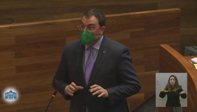 El presidente del Principado, Adrián Barbón, en la Junta General.