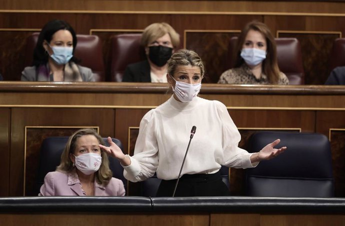 La vicepresidenta segunda y ministra de Trabajo y Economía Social, Yolanda Díaz, interviene en una sesión plenaria, en el Congreso de los Diputados, a 1 de diciembre de 2021, en Madrid, (España).